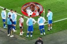 En el segundo tiempo, De la Cruz fue a patear un córner y los suplentes de Boca no se movieron del lugar donde precalentaban, incomodando al jugador de River ante la protesta de los hinchas.