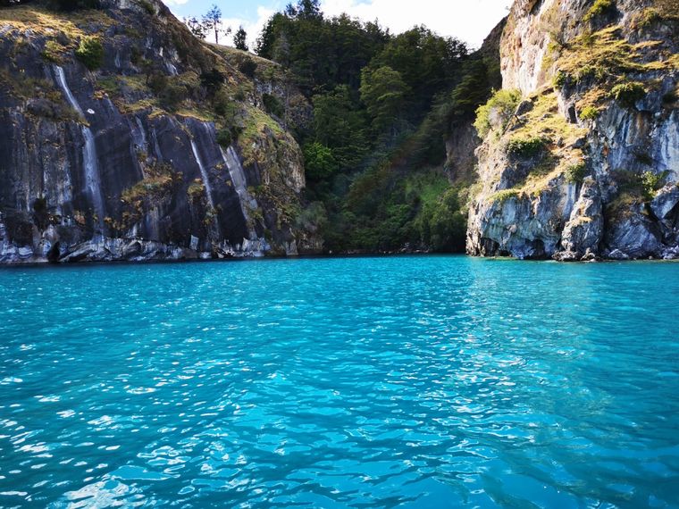 Este destino enamora por sus aguas cristalinas y sus cavernas de marmol Foto: Roberto Hernández Becerra en Maps