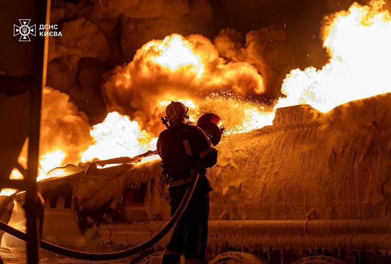 Rescatistas ucranianos trabajando en el lugar donde se realizó uno de los ataques rusos en Kiev. Foto: EFE