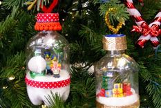Adornos navideños hechos con envases de plástico reciclados. Foto: Pinterest - HomeTalk.com - https://ar.pinterest.com/pin/