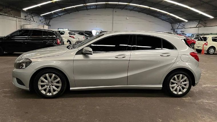 Los hombres ofrecían autos de alta gama usados