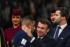 Macron saluda a Mbappé en Qatar 2022. Foto: @lequipe