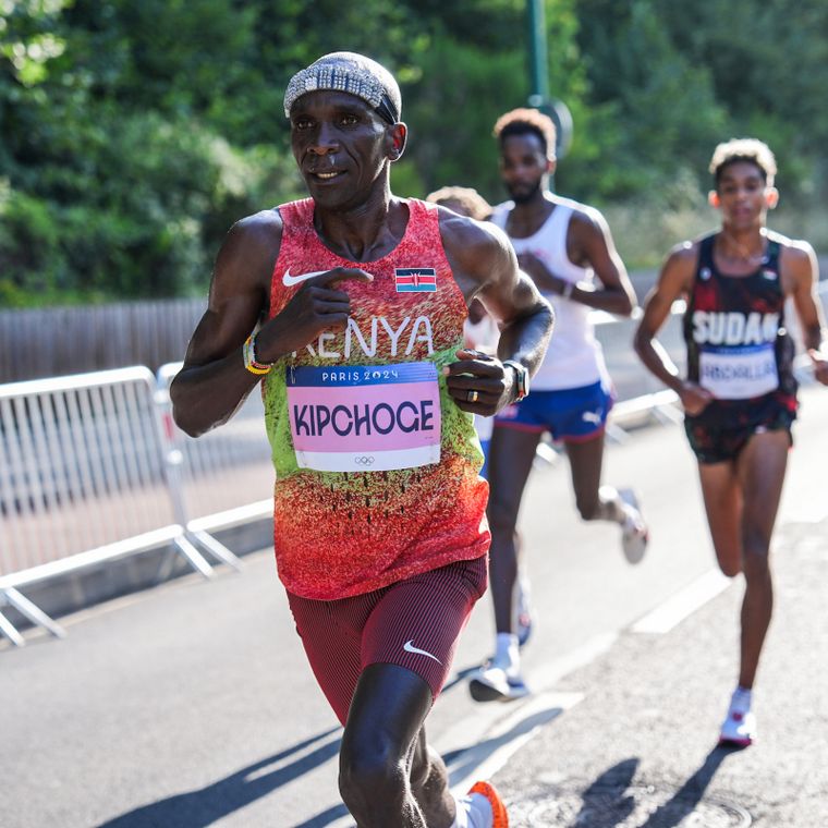 Eliud Kipchoge, leyenda de las pruebas de fondo, no logró finalizar la maratón en los Juegos Olímpicos de París 2024. Foto: World Athletics