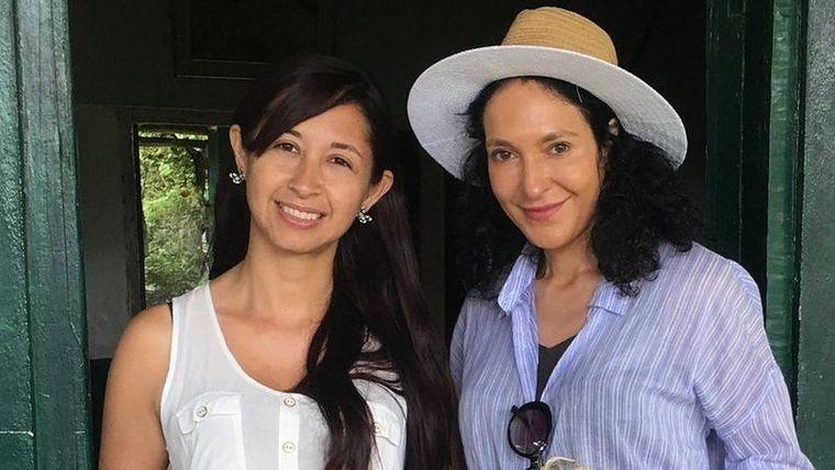 Luisa Vicinanza-Bedi (derecha) y la agricultora de cacaco colombiana Carmen Magali Eraso Adarme Foto: LUISAS VEGAN CHOCOLATES