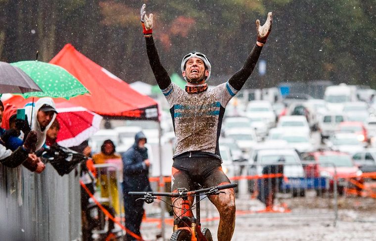 El momento exacto en que Hugo Pernini alcanzó la gloria al ganar la categoría A1 del Mundial Masters de mountain bike en Villa La Angostura. Foto: @ciclismo.xxi
