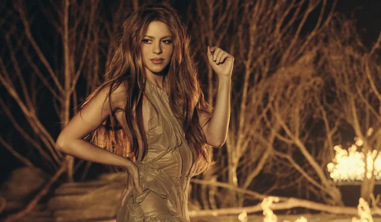 Este es el precio del vestido mojado que tanto le fascina a Shakira. Foto: Captura de video.