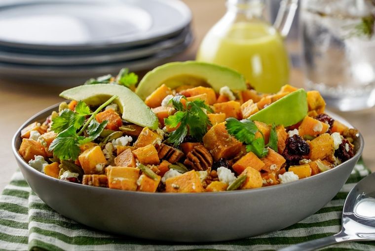 Admira los colores, texturas e imagina el sabor delicioso de esta ensalada de camote ¡te encantará!