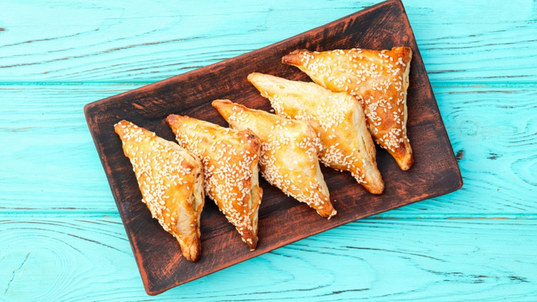 La masa filo se estira tan fina que, tradicionalmente, debía permitir leer un periódico a través de ella. La masa filo se estira tan fina que, tradicionalmente, debía permitir leer un periódico a través de ella.