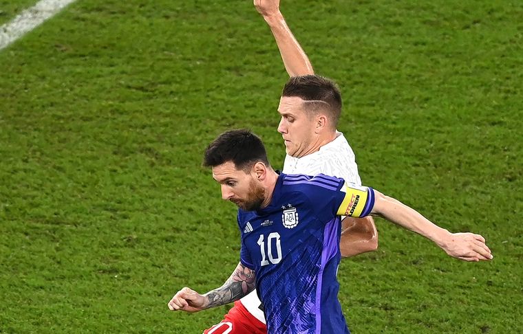 Piotr Zielinski El volante polaco aseguró que estuvo a punto de pedirles a los argentinos que bajen el ritmo. Foto: EFE