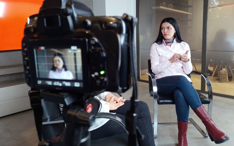 Flor Destéfanis conduce el canal de streaming de Santa Rosa Este TV.&nbsp;