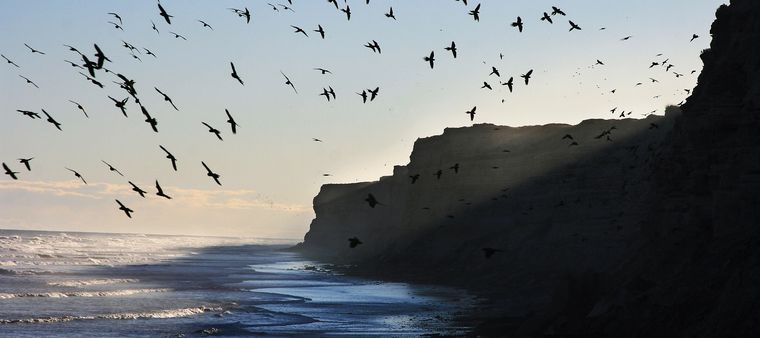 El pueblo de El Cóndor se recuesta sobre la costa atlántica de Río Negro, entre mar abierto y acantilados.