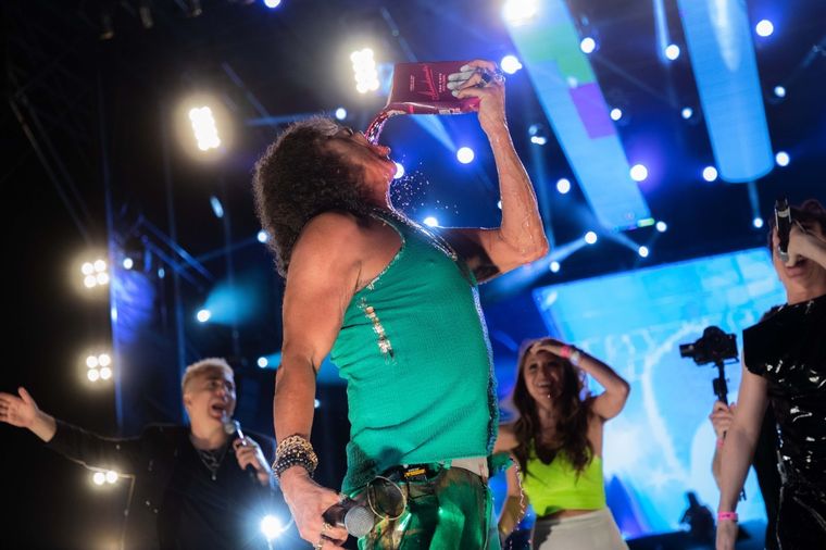 La Mona Jiménez toma su vino. Foto: Gentileza