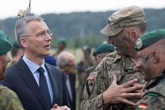 Stoltenberg charlando con tropas de la OTAN. Foto: Dw. Stoltenberg charlando con tropas de la OTAN. Foto: Dw.