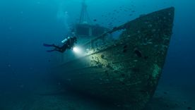Imagen ilustrativa de un naufragio en el fondo del mar, en el contexto del descubrimiento arqueológico documentado frente a Singapur. Imagen ilustrativa de un naufragio en el fondo del mar, en el contexto del descubrimiento arqueológico documentado frente a Singapur.