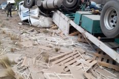 Volcó el camión y el conductor quedó atrapado en la cabina. Foto: Gentileza