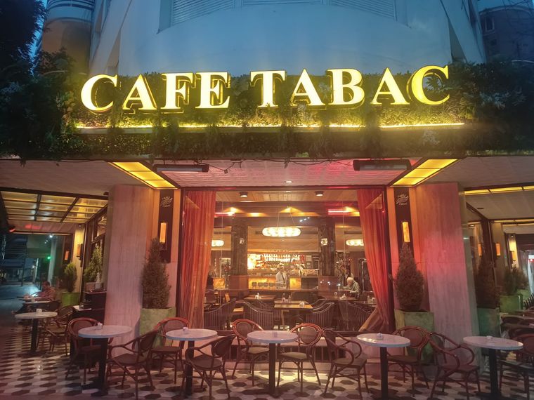 Café Tabac es un punto de encuentro de jóvenes, política tradicional y negocios.