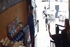 Delincuentes apuntaron con armas a trabajadores y clientes Foto: Captura de video Delincuentes apuntaron con armas a trabajadores y clientes Foto: Captura de video