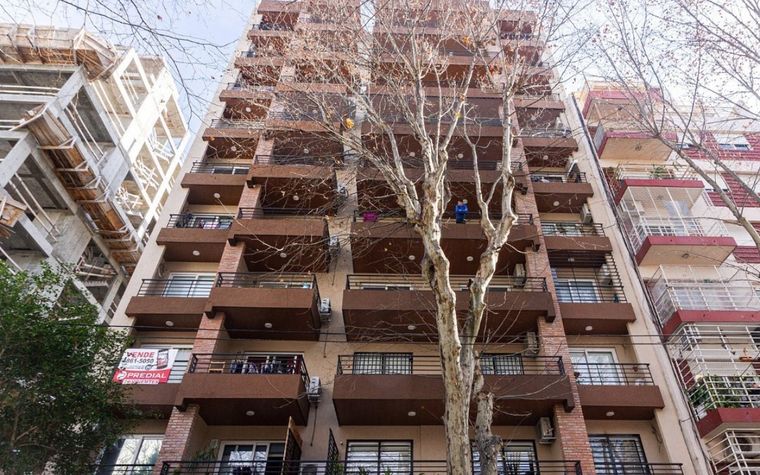 Este es el edificio donde habrían ocurrido las estafas inmobiliarias. Foto: Instagram