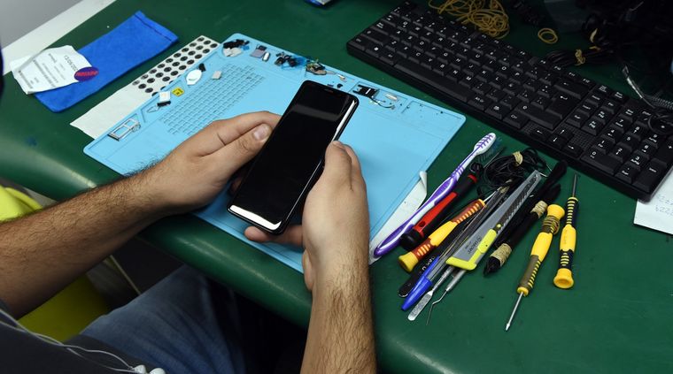 Cuando el problema persiste durante varios días o afecta por completo el funcionamiento del sonido, lo más recomendable es acudir a un servicio técnico autorizado. Cuando el problema persiste durante varios días o afecta por completo el funcionamiento del sonido, lo más recomendable es acudir a un servicio técnico autorizado.