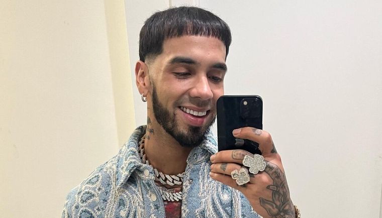 Anuel AA reveló cuanto pagó por unos calzados deportivos.