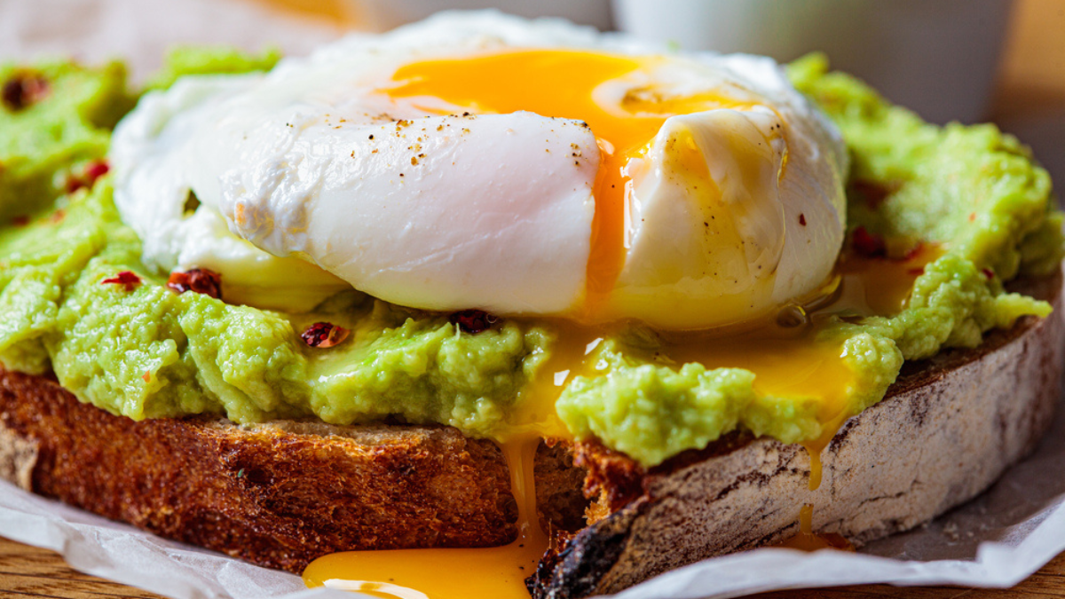 Tostadas de aguacate con huevo poché: cómo prepararlas de manera perfecta