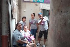 marce y cinthya asisten a mas de 300 personas en su propia casa en la villa 21