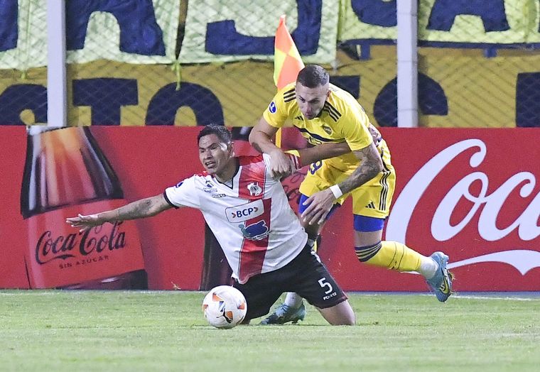 Briasco pelea la pelota en la altura de Potosí. Foto: Foto Baires.