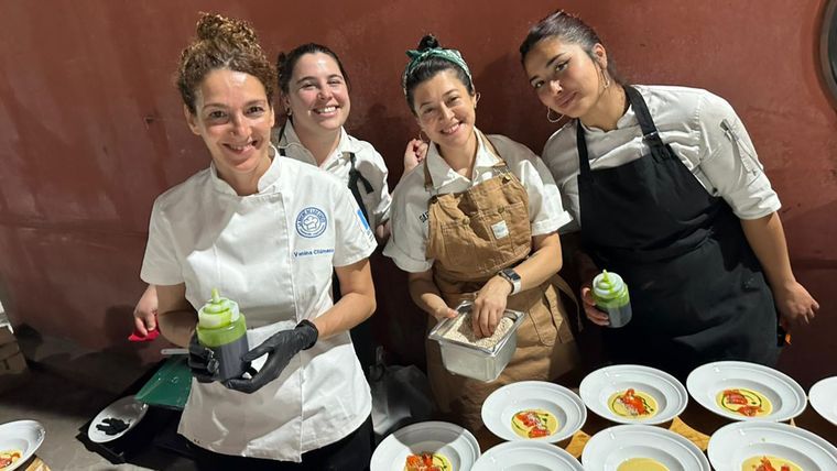 Vanina Chimeno y Ginella Mazzocca junto a Ichi Interllige y Micaela Arabales. Vanina Chimeno y Ginella Mazzocca junto a Ichi Interllige y Micaela Arabales.