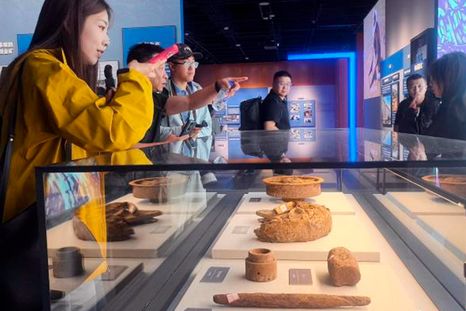 El Buey Dorado, ubicado en el corazón de la sala de exposiciones, es la joya de la corona del museo. ;ide 100 cm de largo, 45 cm de ancho y 50 cm de alto y está elaborado con pan de oro de Nanjing , utilizando técnicas tradicionales de patrimonio cultural inmaterial. Cubierto por completo con pan de oro puro al 99,50%, el buey posee un brillo dorado suave, lustroso e intenso.