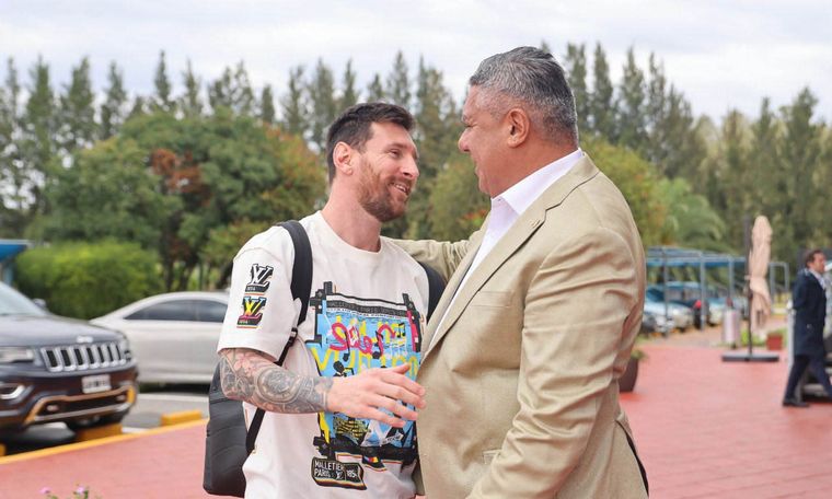 Claudio Tapia junto a Lionel Messi. Claudio Tapia junto a Lionel Messi.