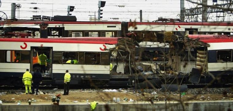 Las explosiones en los trenes de cercanías de Madrid dejaron 191 muertos y cerca de 2.000 heridos. Foto: BRUNO VINCENT / GETTY