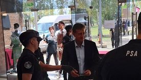 El exgobernador Rodolfo Suarez también fue revisado antes de ingresar