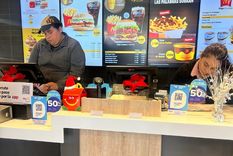 La famosa cadena de hamburguesas ofrece precios algo más elevados que en Argentina. Foto: MDZ