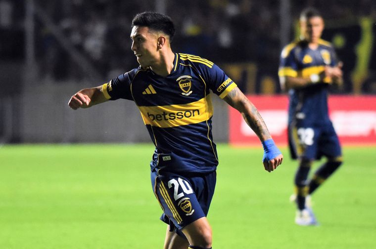 Alan Velasco festeja ¿su gol?, el que le dio el empate a Boca tras un remate que se desvió en dos rivales.&nbsp;