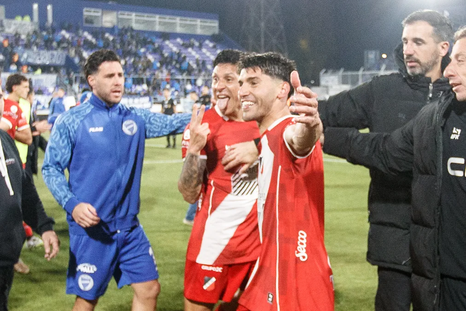 Enzo Pérez, hace el DOS y se ríe de los jugadores de Godoy Cruz.&nbsp;