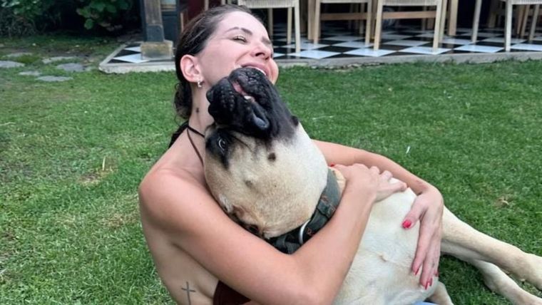 Foto anteriormente compartida por la China Suárez junto a su perra Sakura. Foto anteriormente compartida por la China Suárez junto a su perra Sakura.