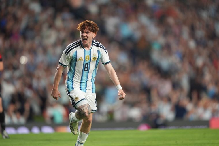 Valentín Barco ya metió el zurdazo letal y sale a festejarlo con todo. El Colo marcó su segundo tanto en la Selección argentina. Valentín Barco ya metió el zurdazo letal y sale a festejarlo con todo. El Colo marcó su segundo tanto en la Selección argentina.