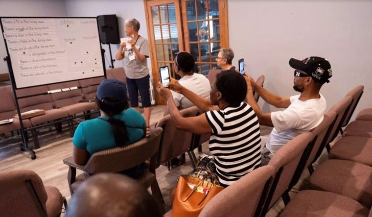 Estudiantes haitianos durante un curso impartido por un centro de ayuda a la comunidad en Springfield, estado de Ohio Foto: ROBERTO SCHMIDT / AFP