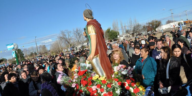 La figura del Santo, fue seguido por un centenar de personas por las calles de Monte Coman. Foto: Ariel Jalley/mediamza.com