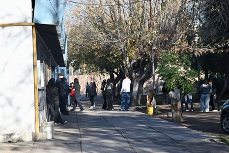 Tras la amenaza del miércoles, este jueves hubo presencia policial y menor asistencia. Padres reclaman respuestas y denuncian falta de información clara. Tras la amenaza del miércoles, este jueves hubo presencia policial y menor asistencia. Padres reclaman respuestas y denuncian falta de información clara.