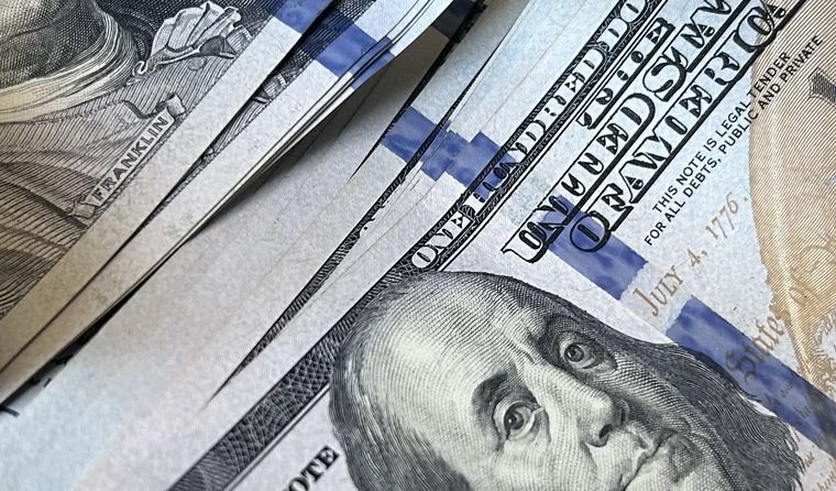 El dólar en caída libre este lunes.