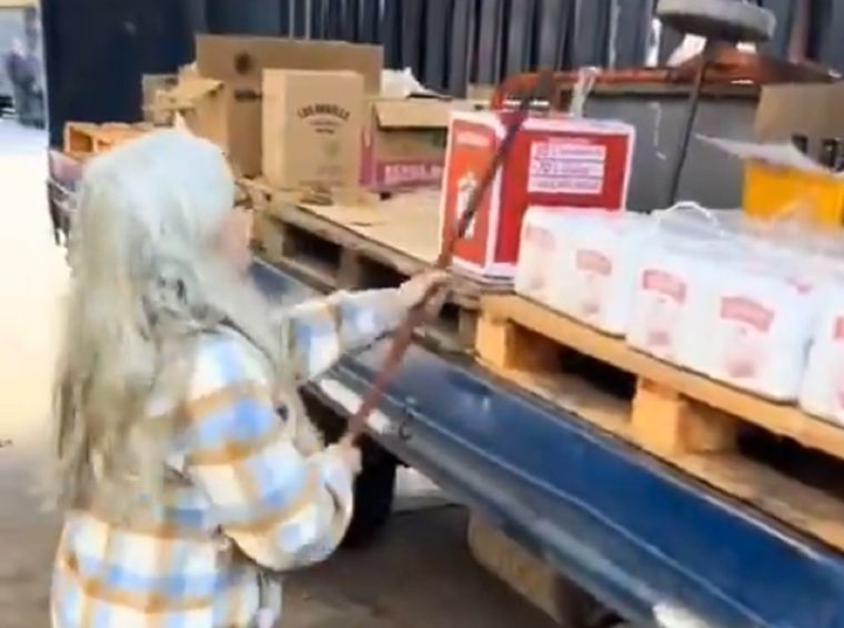 En un ataque de furia, una mujer tomó un fierro y arremetió contra un camión estacionado frente a su comercio