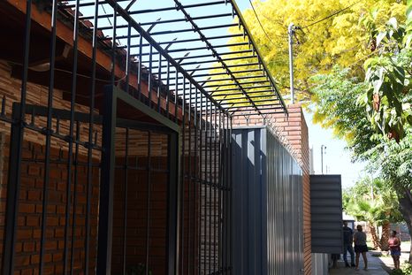 Las rejas y concertinas de todo tipo ya son parte del paisaje cotidiano en un barrio de Las Heras que vive azotado por la inseguridad. Las rejas y concertinas de todo tipo ya son parte del paisaje cotidiano en un barrio de Las Heras que vive azotado por la inseguridad.