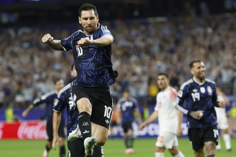 Messi: ingreso en el ST, golazo de tiro libre y otro récord histórico en Mundiales.