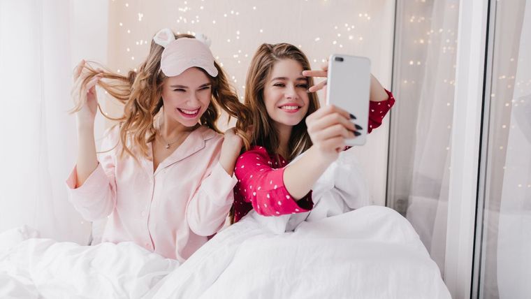 Las mujeres eligen realizar pijamada y contratar servicios de catering, astrólogas y hasta realizar talleres de pinturas para celebrar una fecha especial.