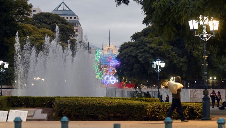 Viernes ventoso en Mendoza, con ráfagas de hasta 70 km/h en el Este provincial y nevadas persistentes en la cordillera.