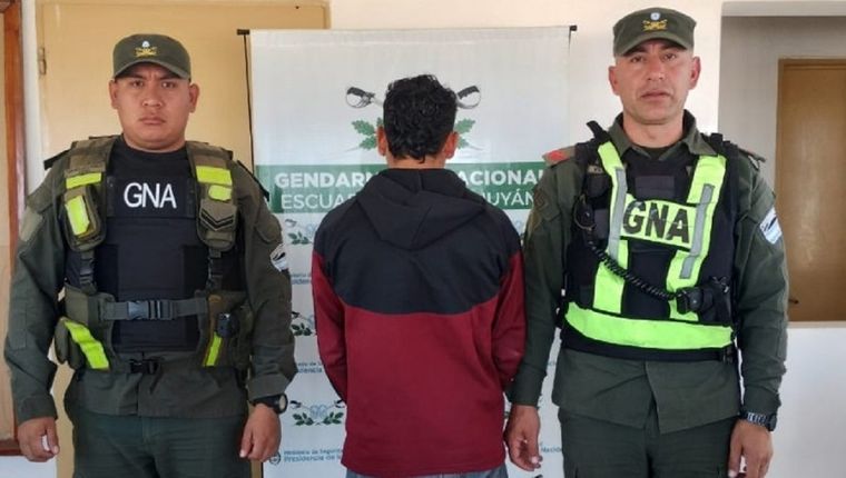 El detenido junto a dos oficiales de Gendarmería Foto: Gendarmería Nacional