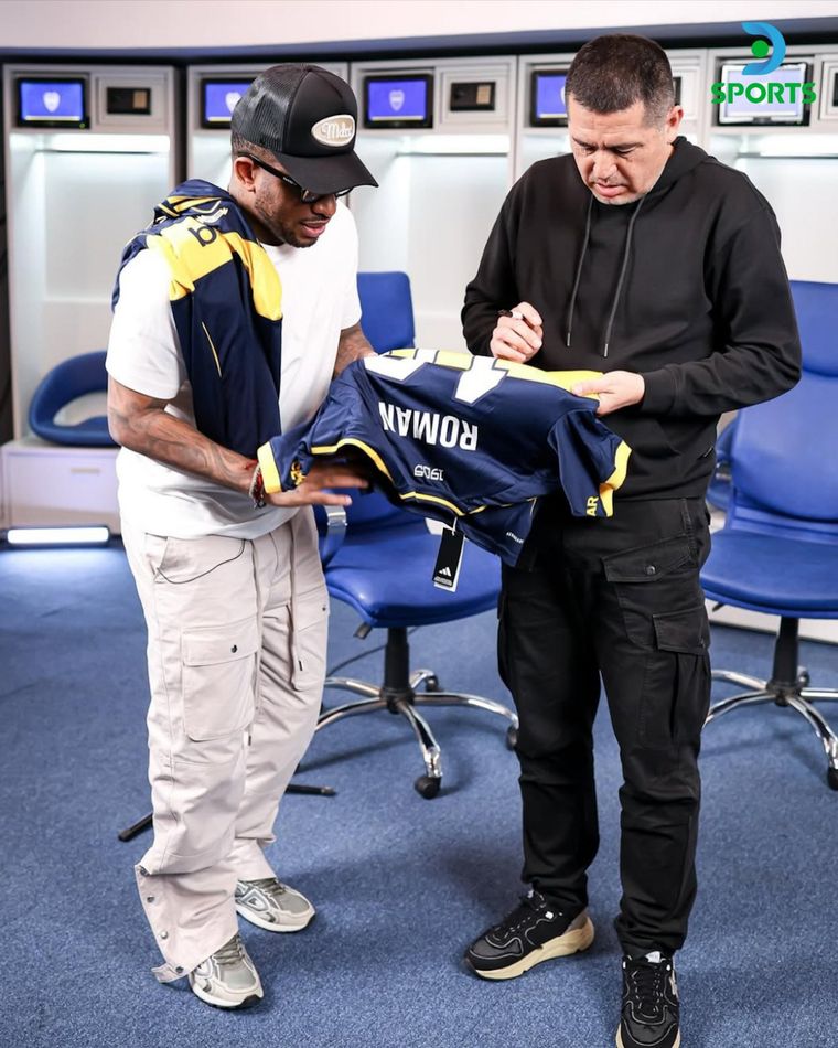 Juan Román Riquelme, presidente de Boca Juniors, le firmó y obsequió la camiseta del Xeneize a Jefferson Farfán en su visita a Argentina. Juan Román Riquelme, presidente de Boca Juniors, le firmó y obsequió la camiseta del Xeneize a Jefferson Farfán en su visita a Argentina.
