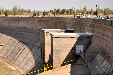 MDZol | Represa El Nihuil, punto de partida del conflicto, cuando los pampeanos vieron cómo se reducía el agua de sus ríos. Foto: Archivo/Mediamza.com