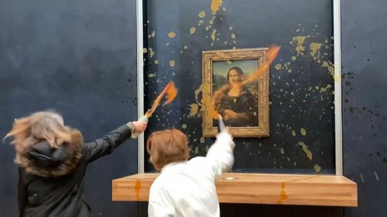 Dos activistas le tiraron sopa al cuadro de la Mona Lisa en París el domingo 28 de enero. Foto: GETTY IMAGES